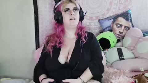 Snapshot of veelehanex3 chatting on 01.05.25 Veronica Lehane online show from 01.05.25