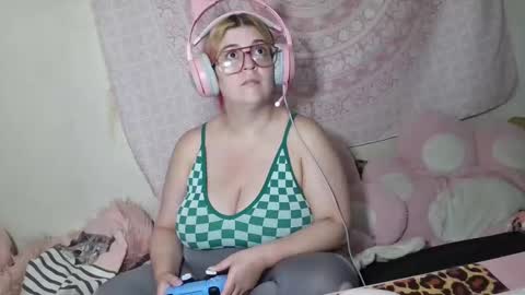 Snapshot of veelehanex3 chatting on 09.20.25 Veronica Lehane online show from 09.20.25