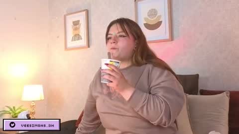 Vee Simons online show from 02.03.26