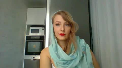 Snapshot of veessa chatting on 04.25.26 Veessa online show from 04.25.26