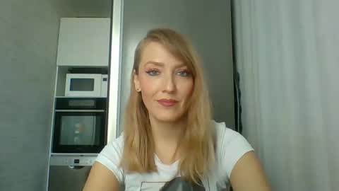 Snapshot of veessa chatting on 04.28.26 Veessa online show from 04.28.26