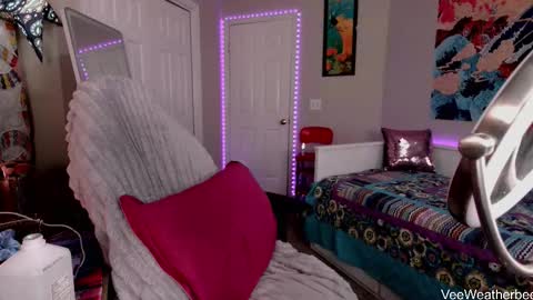 Violet Weatherbee online show from 11.26.25