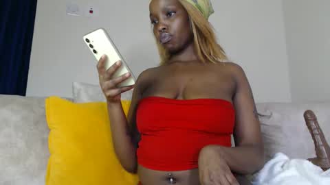 Snapshot of veey_dellah chatting on 04.13.26 veey online show from 04.13.26
