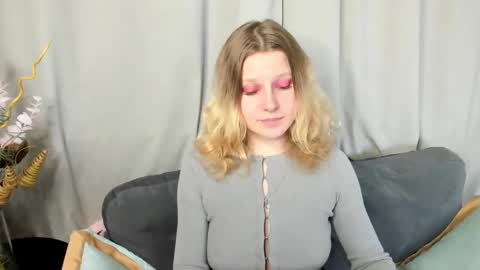 velvet_peach_ online show from 11.06.25