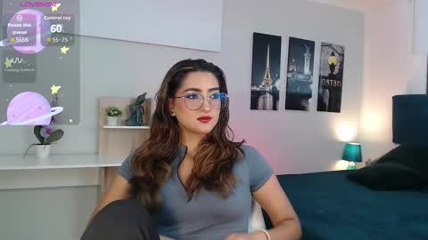 Snapshot of venus_steffen chatting on 09.26.25 Mia online show from 09.26.25