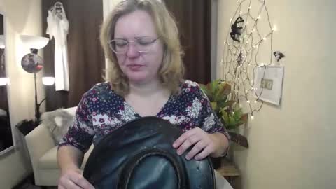 Snapshot of vestawoody chatting on 10.29.25 vestawoody online show from 10.29.25