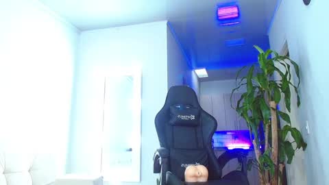 Snapshot of viannca__ chatting on 01.18.25 Ariana online show from 01.18.25