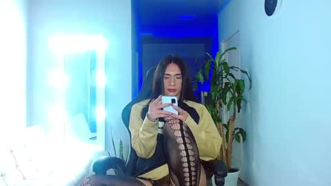 Snapshot of viannca__ chatting on 02.25.25 Ariana online show from 02.25.25