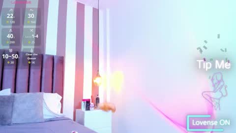 Snapshot of viannca__ chatting on 10.19.25 Ariana online show from 10.19.25