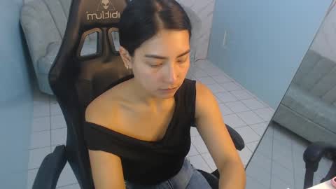 Snapshot of victoria_hernandez_t chatting on 04.25.26 Victoria online show from 04.25.26