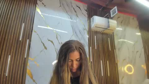 Snapshot of victoriaduarte chatting on 04.22.26 Victoria online show from 04.22.26