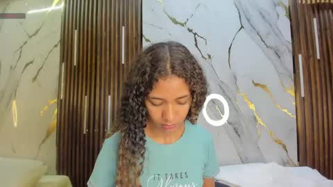 Snapshot of victoriaduarte chatting on 05.21.26 Victoria online show from 05.21.26