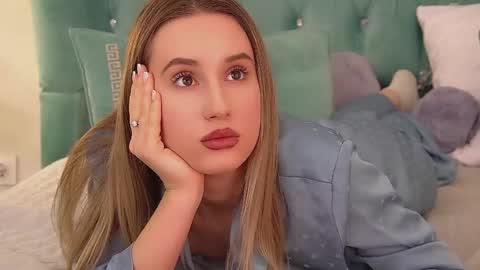 Victoria online show from 12.13.25