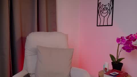 VictoriaNova online show from 12.22.25