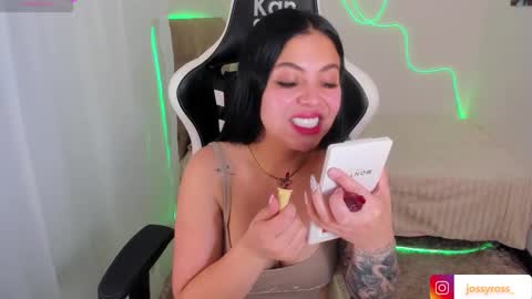 V  I C  T O R I A  online show from 11.11.25