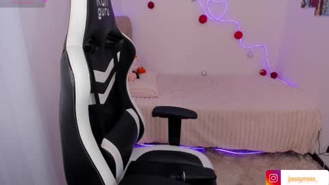 V  I C  T O R I A  online show from 11.22.25