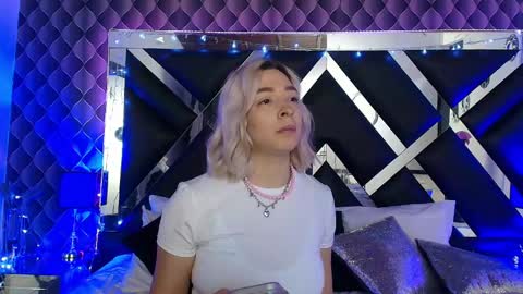 Snapshot of victtoria_lee chatting on 04.25.26 victtoria lee online show from 04.25.26