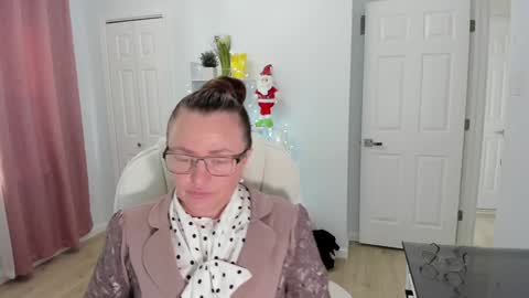 Snapshot of vika7333 chatting on 12.18.24 Ukrainian-woman online show from 12.18.24