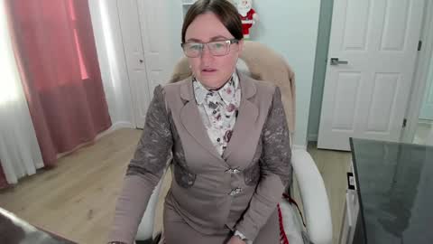 Snapshot of vika7333 chatting on 12.23.24 Ukrainian-woman online show from 12.23.24