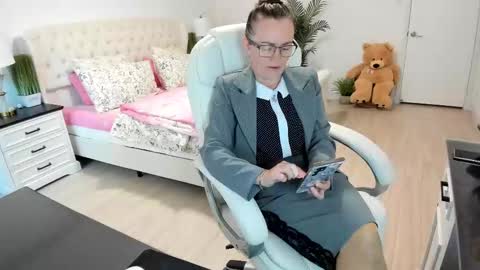 Snapshot of vika7333 chatting on 10.21.25 Ukrainian-woman online show from 10.21.25