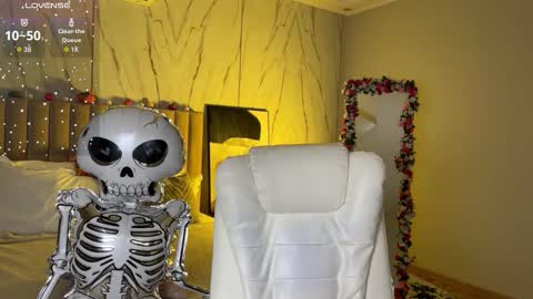 Snapshot of vikky_moon chatting on 10.28.25 Vikky online show from 10.28.25