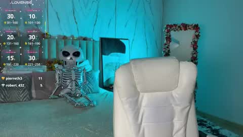 Snapshot of vikky_moon chatting on 10.30.25 Vikky online show from 10.30.25