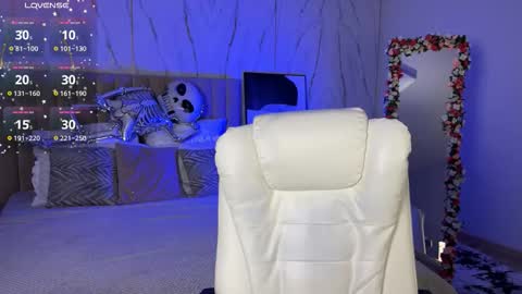 Snapshot of vikky_moon chatting on 11.06.25 Vikky online show from 11.06.25