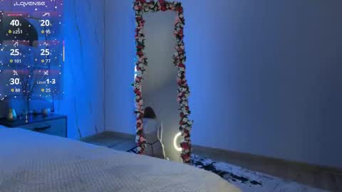 Snapshot of vikky_moon chatting on 11.14.25 Vikky online show from 11.14.25