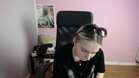 Snapshot of viktoria_lovely chatting on 05.05.26 viktoria_lovely online show from 05.05.26