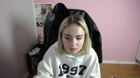 Snapshot of viktoria_lovely chatting on 05.08.26 viktoria_lovely online show from 05.08.26