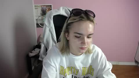 Snapshot of viktoria_lovely chatting on 05.20.26 viktoria_lovely online show from 05.20.26