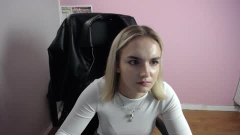 Snapshot of viktoria_lovely chatting on 06.12.26 viktoria_lovely online show from 06.12.26