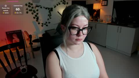 Snapshot of villyvici chatting on 03.31.26 Villy online show from 03.31.26