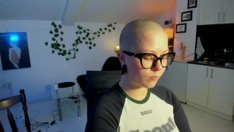 Snapshot of villyvici chatting on 04.26.26 Villy online show from 04.26.26
