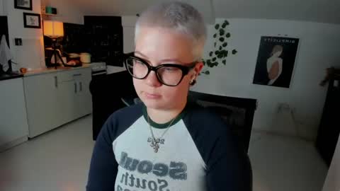 Snapshot of villyvici chatting on 06.22.26 Villy online show from 06.22.26