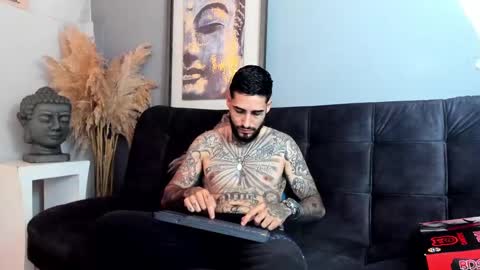 Snapshot of vincentsartori chatting on 10.31.25 Vincent Sartori online show from 10.31.25