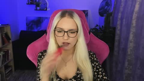 Snapshot of violamore chatting on 04.06.26 violamore online show from 04.06.26