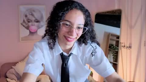 Snapshot of violet__15 chatting on 06.25.26 violet__15 online show from 06.25.26