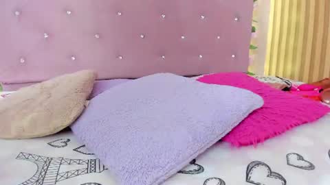 Snapshot of violet__taylor_ chatting on 06.17.26 violet__taylor_ online show from 06.17.26