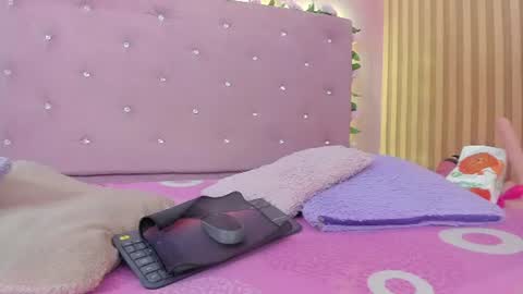 Snapshot of violet__taylor_ chatting on 07.06.26 violet__taylor_ online show from 07.06.26