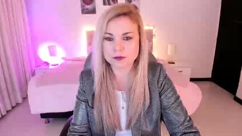 Snapshot of violeta_hotter_ chatting on 10.18.25 violeta_hotter_ online show from 10.18.25
