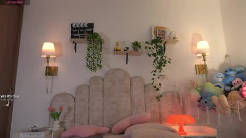 Snapshot of violeth___ chatting on 04.15.26 violeth___ online show from 04.15.26