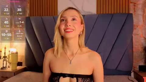 Snapshot of violett__golden chatting on 10.10.25 ViolettGolden online show from 10.10.25
