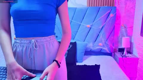 Snapshot of violett__golden chatting on 10.12.25 ViolettGolden online show from 10.12.25