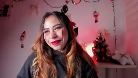 Snapshot of violett_red chatting on 12.20.25 Violeta online show from 12.20.25