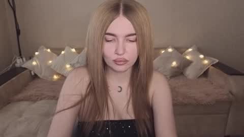 Snapshot of violettaotis chatting on 10.22.25 ViolettaOtis online show from 10.22.25