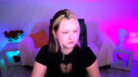 Snapshot of violettwoods chatting on 07.04.26 Violett online show from 07.04.26