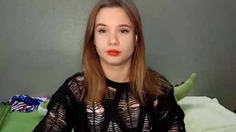 Snapshot of virgiehackney chatting on 10.18.25 Mia online show from 10.18.25