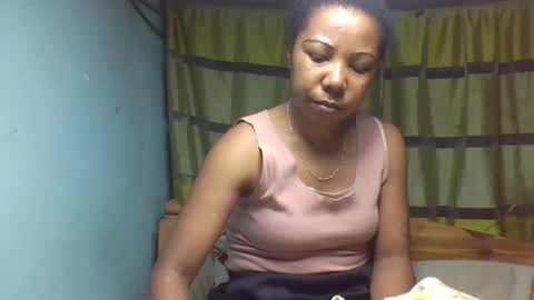 Snapshot of viviane0812 chatting on 09.29.25 viviane0812 online show from 09.29.25