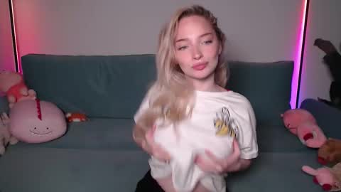 Snapshot of vivianwinters chatting on 11.28.25 vivianwinters online show from 11.28.25